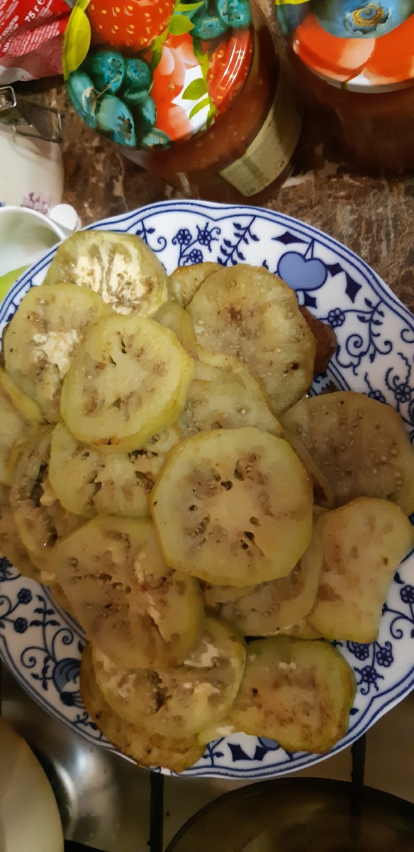 Кружочки обжаренных баклажан