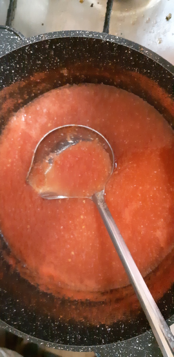 Соус из помидор, острого перца и чеснока. Остроту регулируем сами по своему вкусу