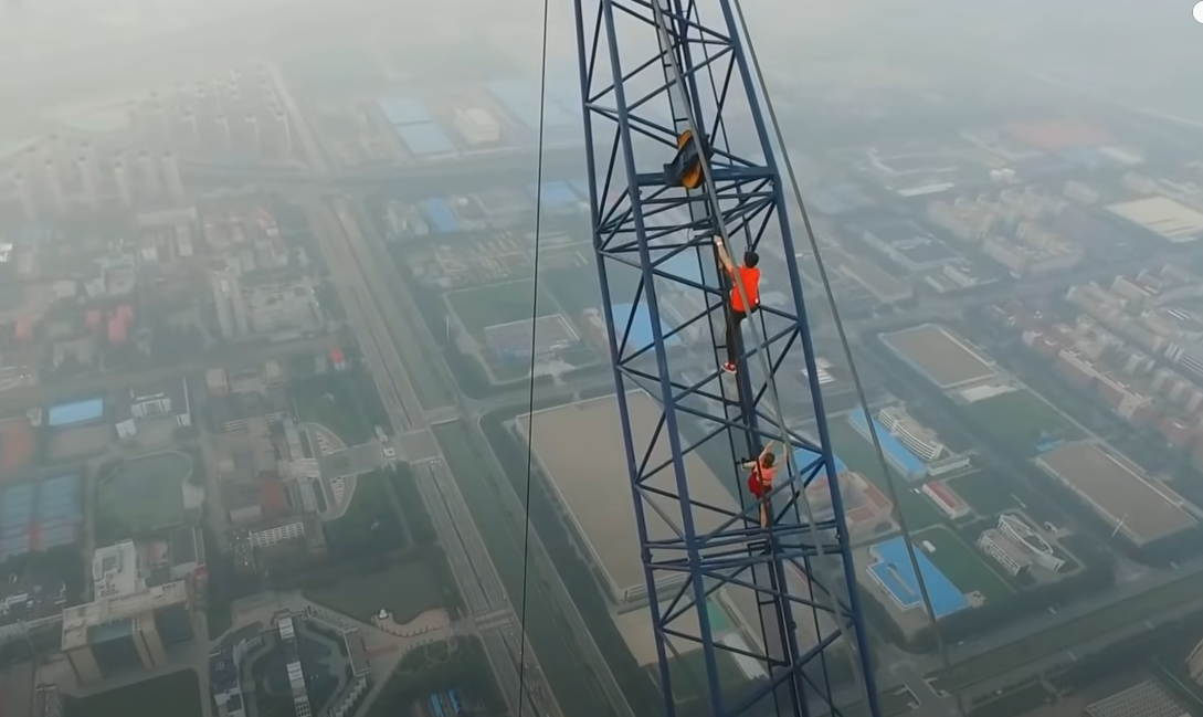 Всякие джамперы иногда забираются на него, потому что кому охранять-то?