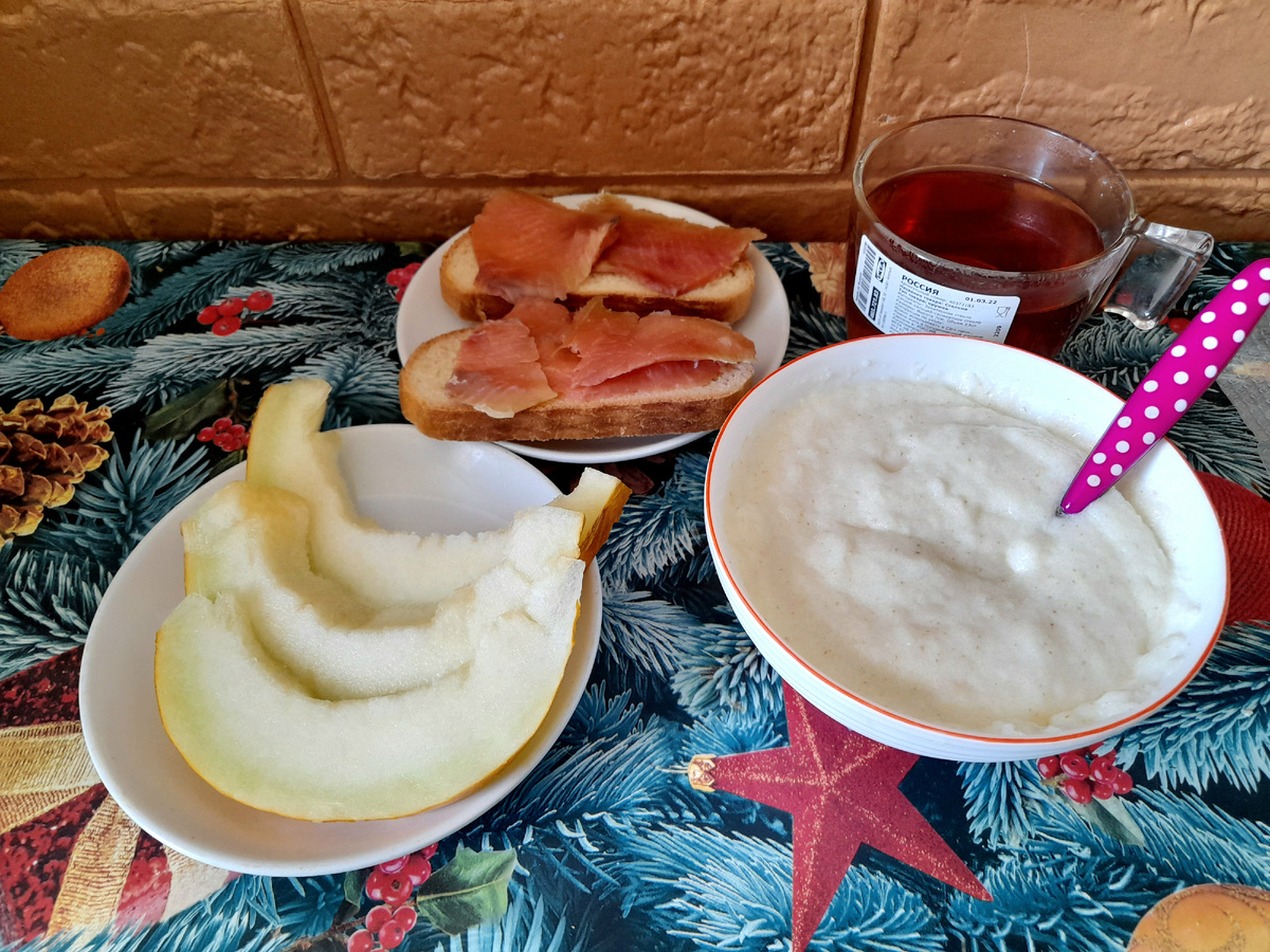 Завтрак. Манная каша, бутерброды со с/с рыбой, дыня. 