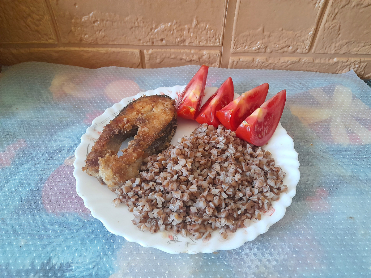 Обед. Жареный лосось, гречка, помидоры.