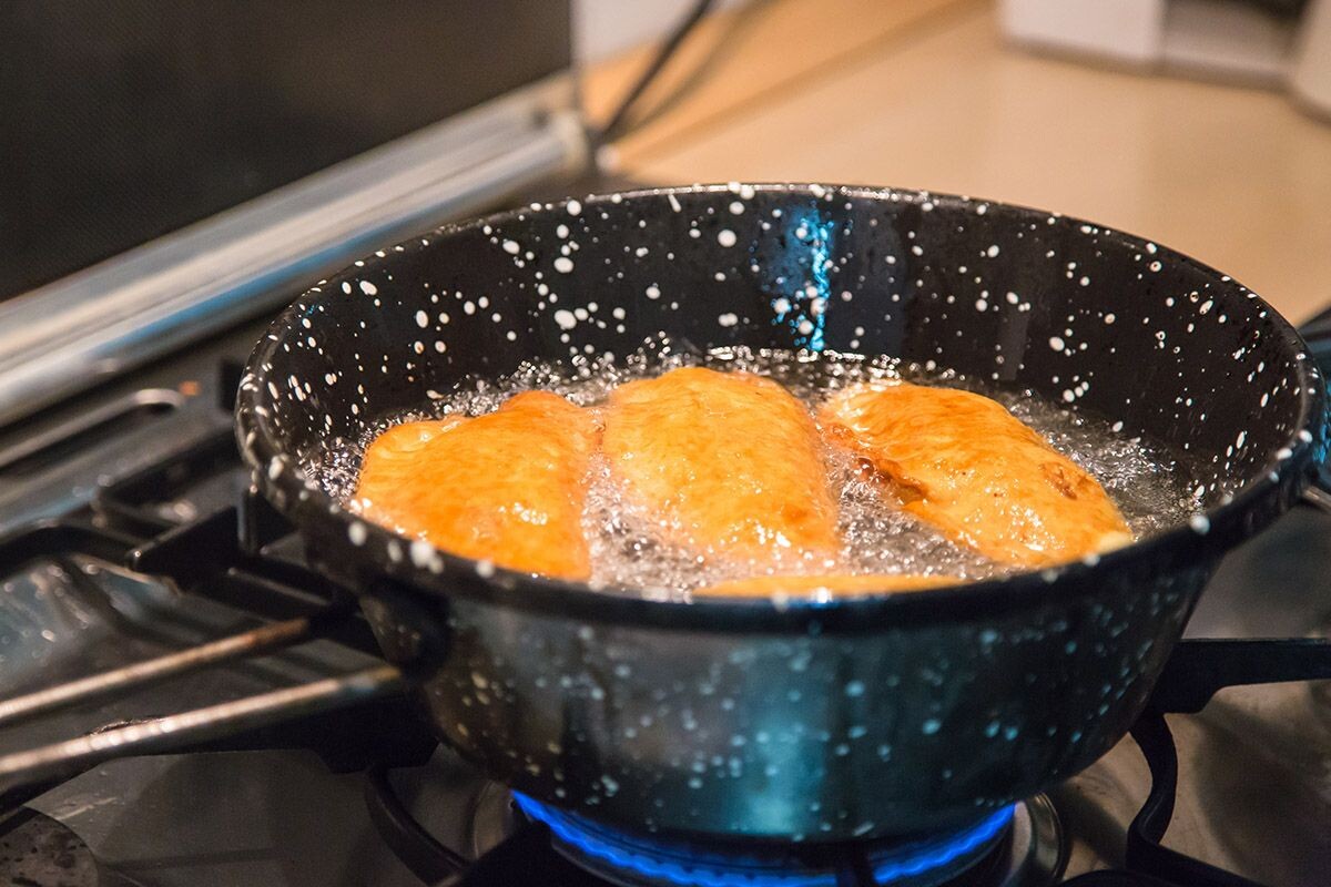 Для жарки пирожков используйте сковороду с высокими бортами. Источник: Shutterstock📷
