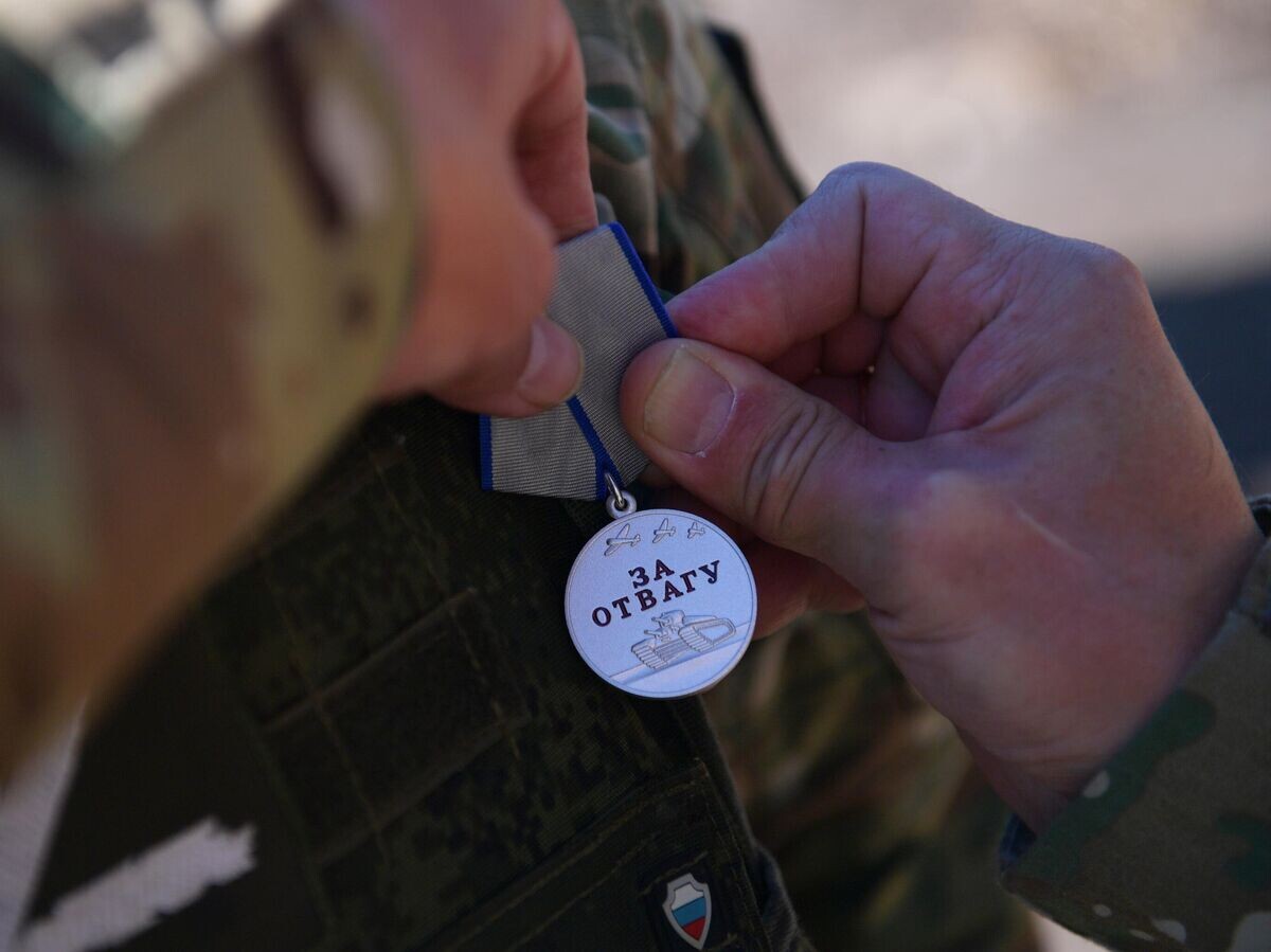    Боец 810 бригады морской пехоты Черноморского флота во время полевого награждения в Запорожской области© РИА Новости / Павел Лисицын