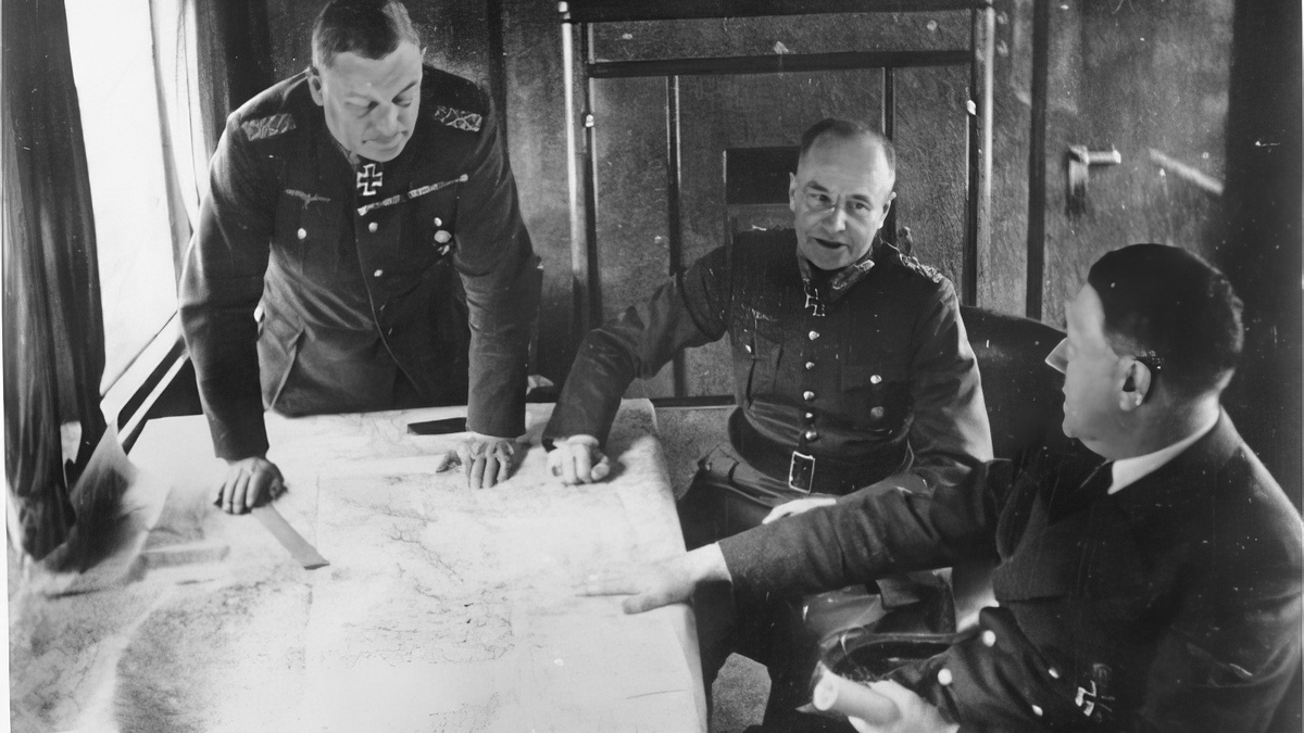 Гитлер обсуждает с генералами фон Браухичем и Кейтелем операции на Юго-восточном театре военных действий
