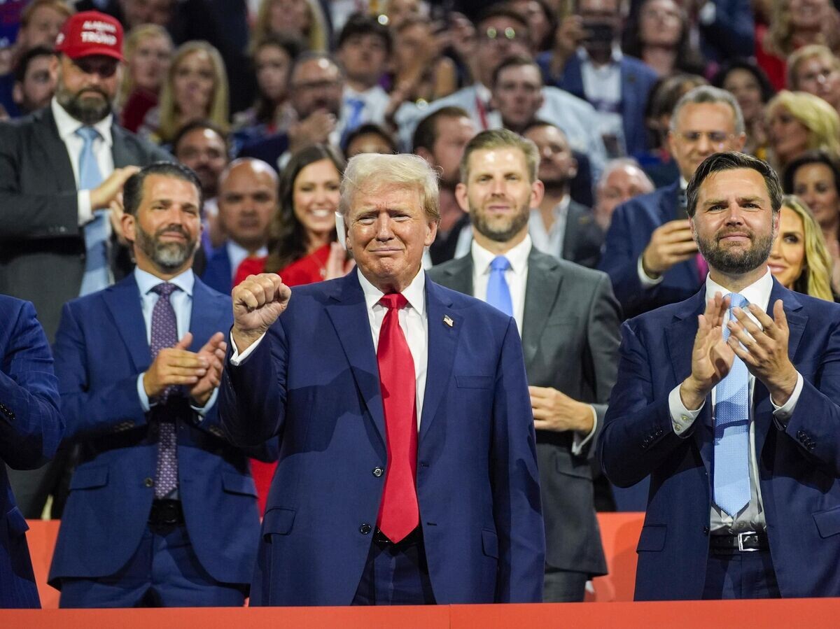    Кандидат в президенты от республиканской партии, бывший президент Дональд Трамп с кандидатом в вице-президенты Джей Ди Вэнсом во время Национального съезда Республиканской партии в Милуоки© AP Photo / Evan Vucci