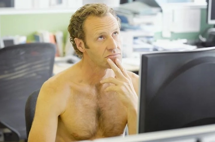 призрак мужика в трусах