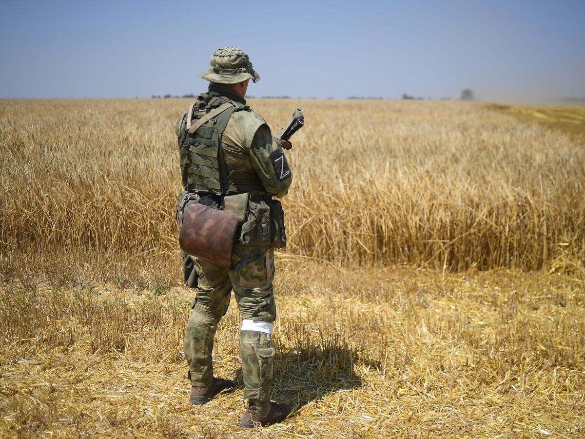    Военнослужащий ВС РФ во время сбора урожая пшеницы в Мелитопольском районе Запорожской области© РИА Новости / Алексей Майшев