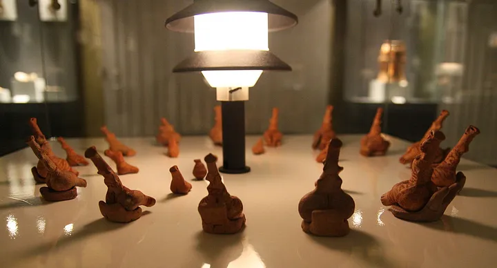 Глиняные фигурки из Балта Попий, Румыния, датированные 4900–4750 гг. до н. э. Источник изображения: Викимедиа. 