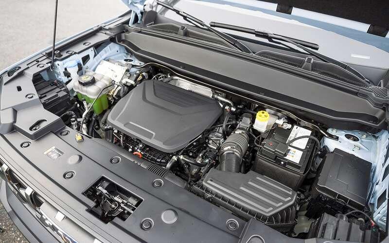    Необычно, что в машине без системы «Старт-стоп» стоит дорогой аккумулятор типа AGM. Уплотнителей не пожалели: под капотом должно оставаться чисто. Бачок омывателя увеличен до 4,5 л.