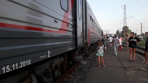 Поезд Адлер Череповец, заполнение полное, 25 вагонов. Остановка Мичуринская. Покурить, походить, но не подышать...