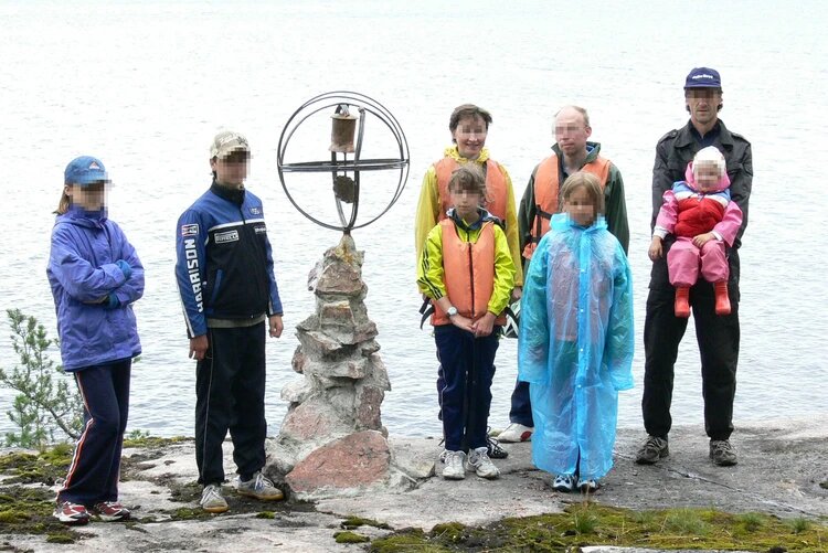 Школьница любила спорт и походы (на фото она в центре в спасательном жилете) Фото: предоставлено "КП" 