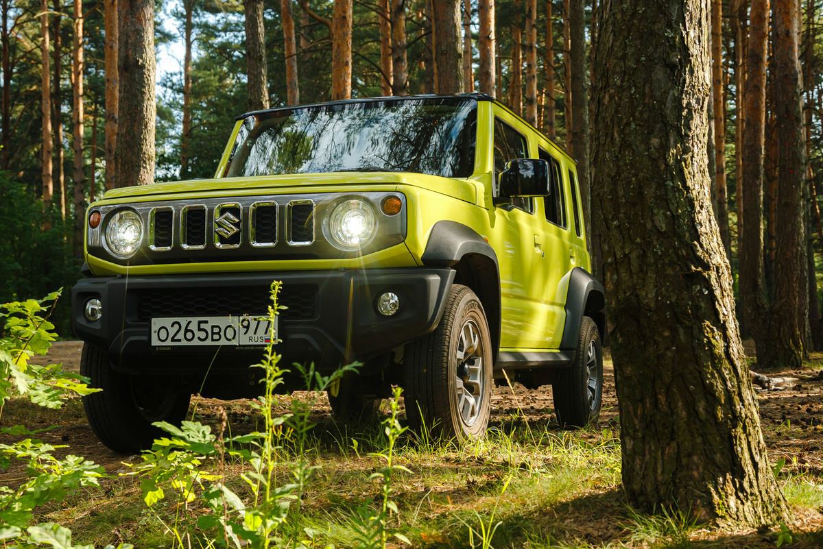    Длиннобазные Jimny производились и раньше, но то были пикапы. А пятидверный пассажирский кузов впервые появился у Jimny только в нынешнем поколении   
Дмитрий Питерский