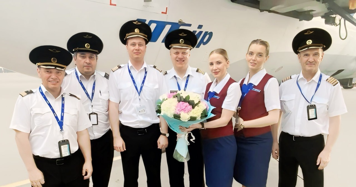 Коллеги поздравили Дмитрия Лукянинко с первым самостоятельным вылетом в качестве командира воздушного судна