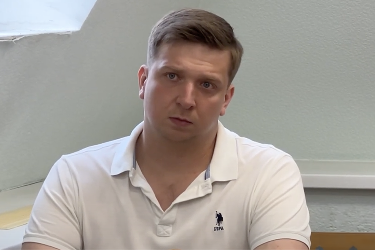    В Кировском районном суде стартовали слушания по делу троюродного племянника Артема Хохорина — Станислава Мишенькина