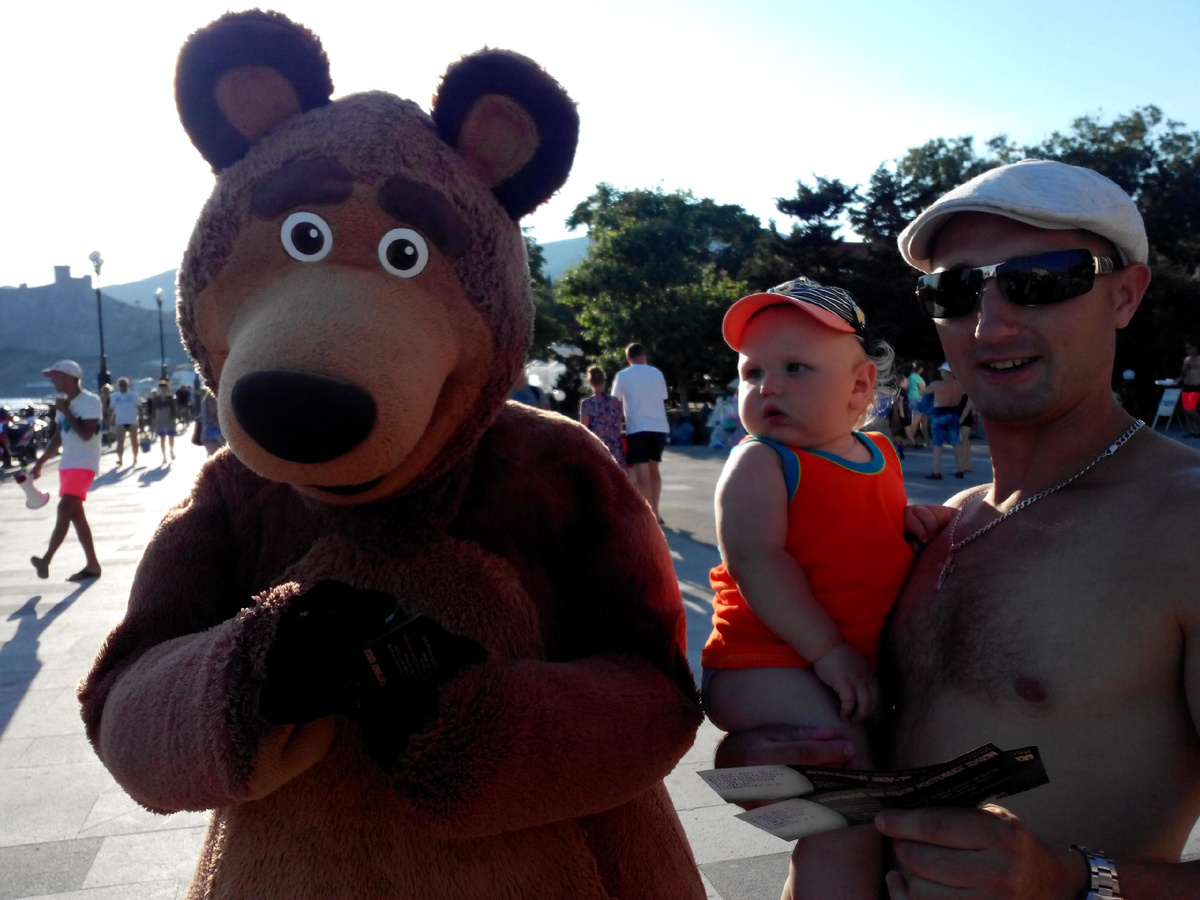 Артему годик. Видно, что голодным он не был)