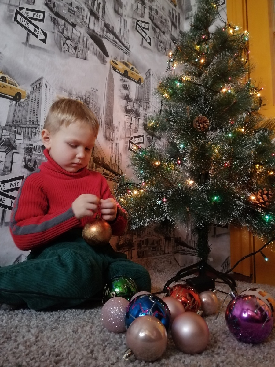 В детстве любил всяческие игры на развитие мелкой моторики:лепка из теста, мозайка, пластилин,пазлы... Здесь он наряжает елочку, кажется 4,5 года.