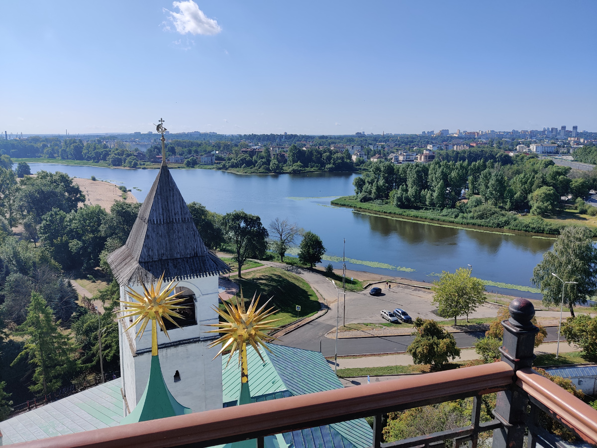Вид со смотровой площадки(колокольни) на территории музея.