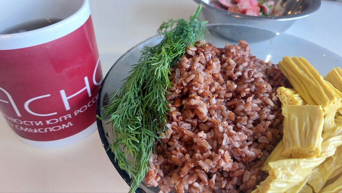 На фото бурый рис, который я готовил на обед. Выращен без "химии". И цена доступная! Подробнее - в конце