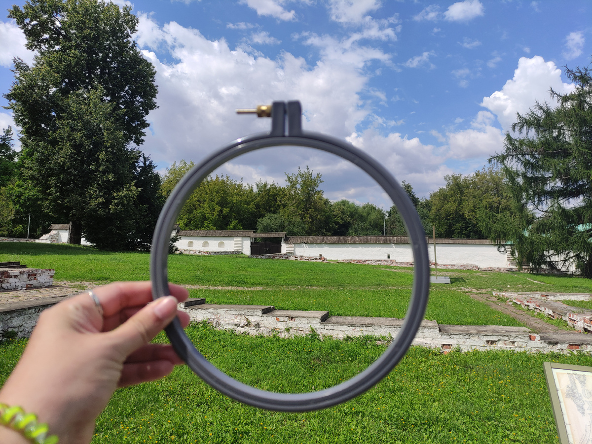 останки фундамента Скатертной и Ключничьей палат Хлебенного дворца