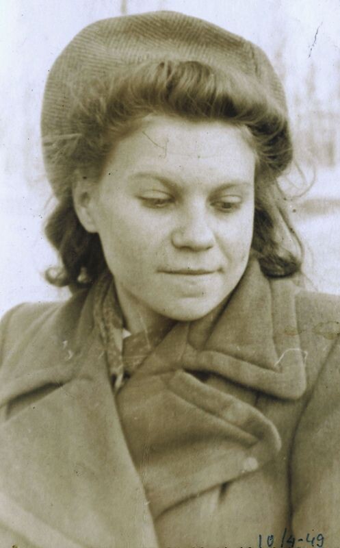 Мама в молодости. Снимок сделан 10 апреля 1949 года. Из семейного архива. 