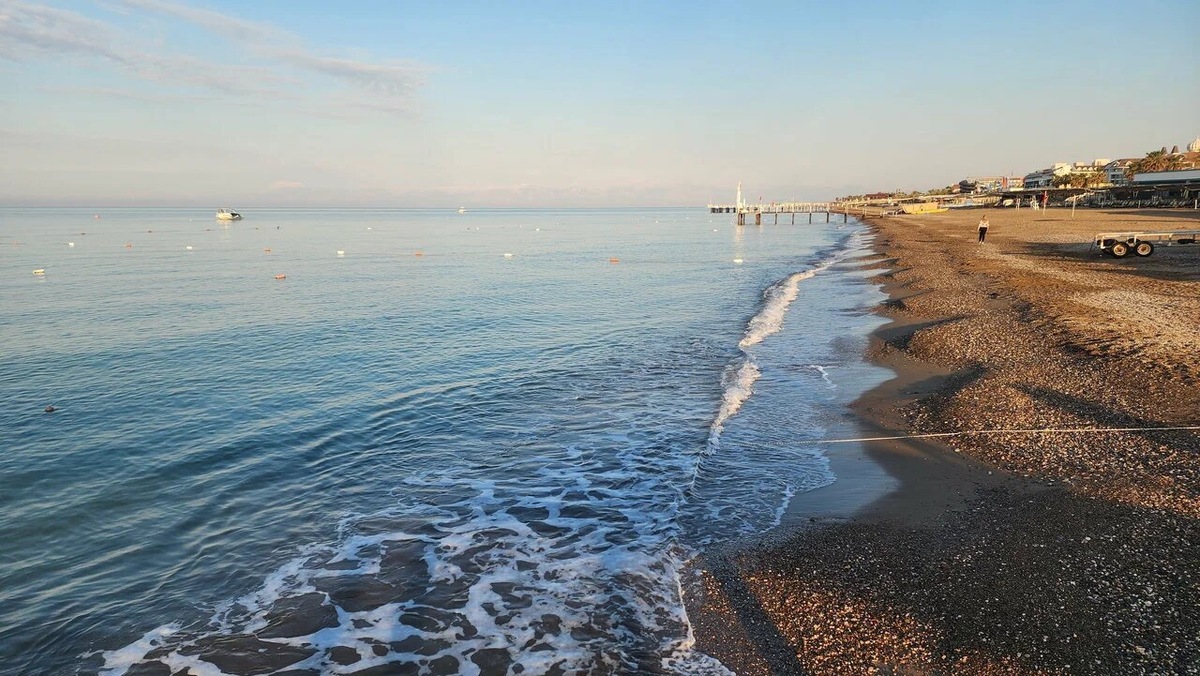 На пляже Belek Beach Resort ранним утром традиционно немноголюдно. Фото: Светлана / Яндекс Карты 