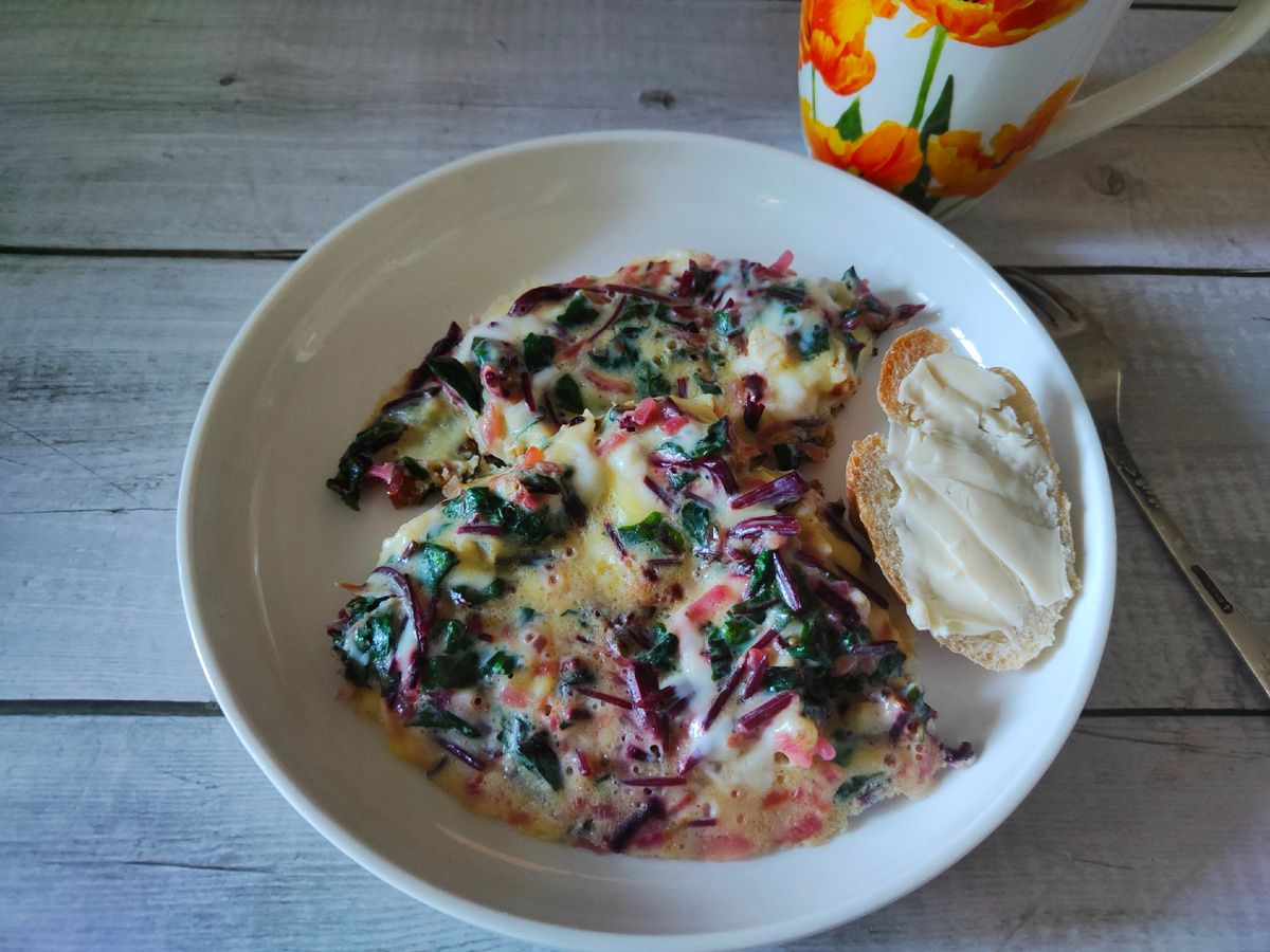 На вкус, свекольная ботва очень напоминает шпинат (и с успехом его заменяет во многих блюдах), с той лишь разницей, что последний обладает нейтральным вкусом, а вкус свекольных листьев более выраженный, сладковатый. 