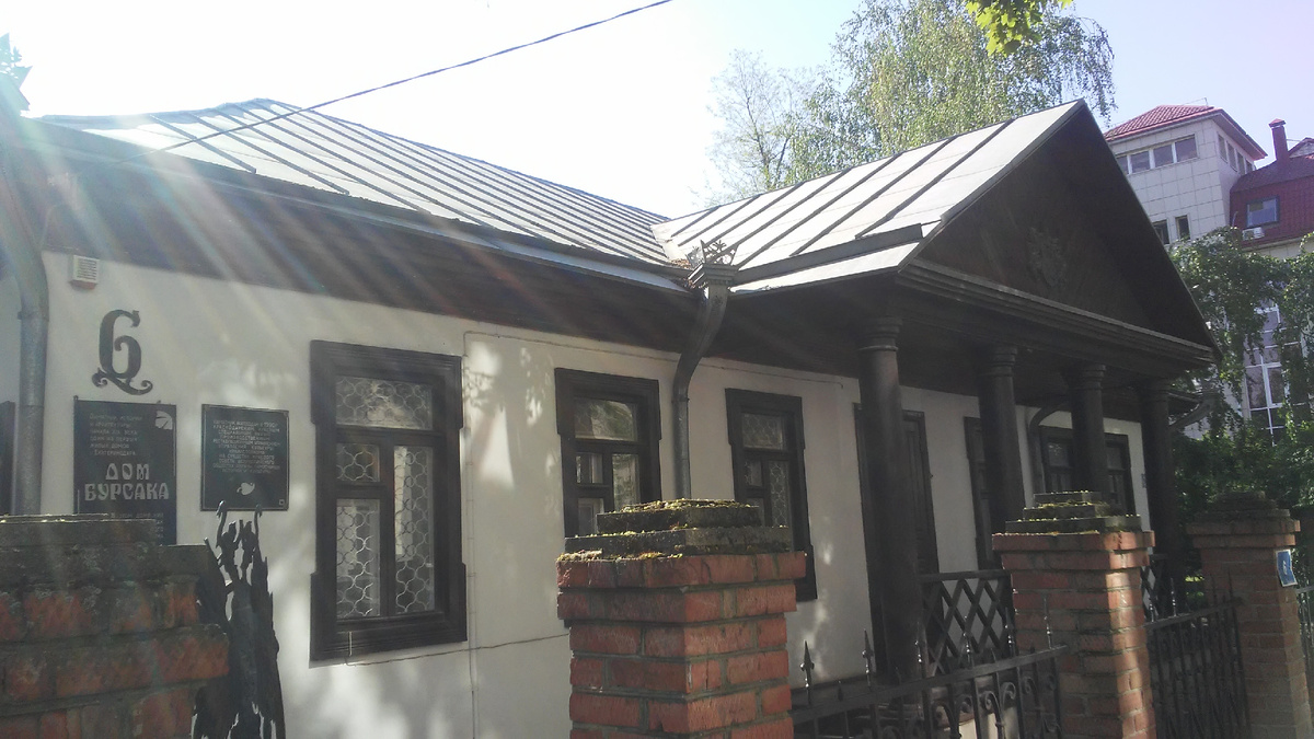 Самый что ни на есть центр и ветхое здание: Музей. фото автора