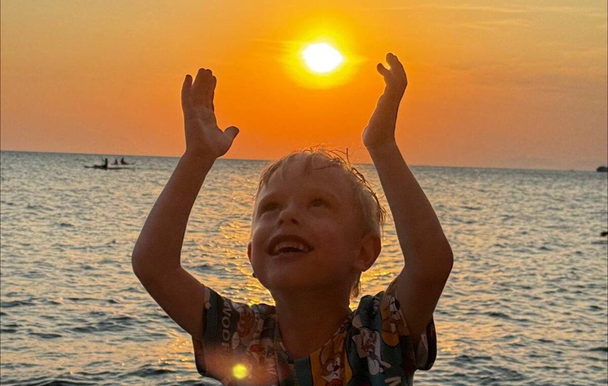 Пантелеймон на море, обнимает солнышко