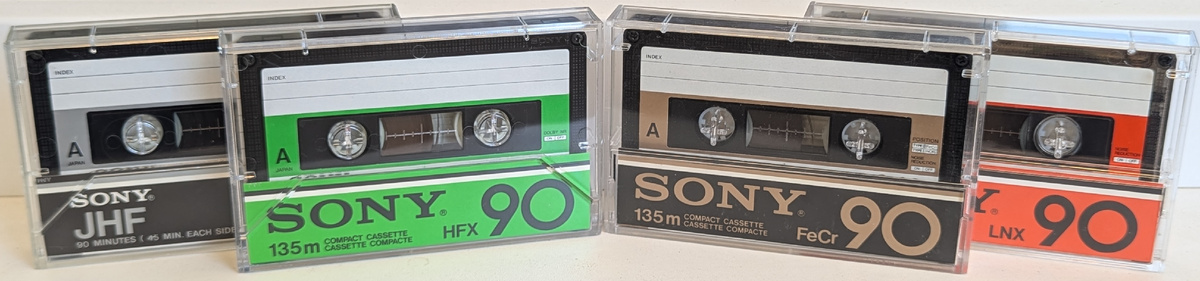 Слева подкассетник типа "Трапеция" справа обычные подкассетники