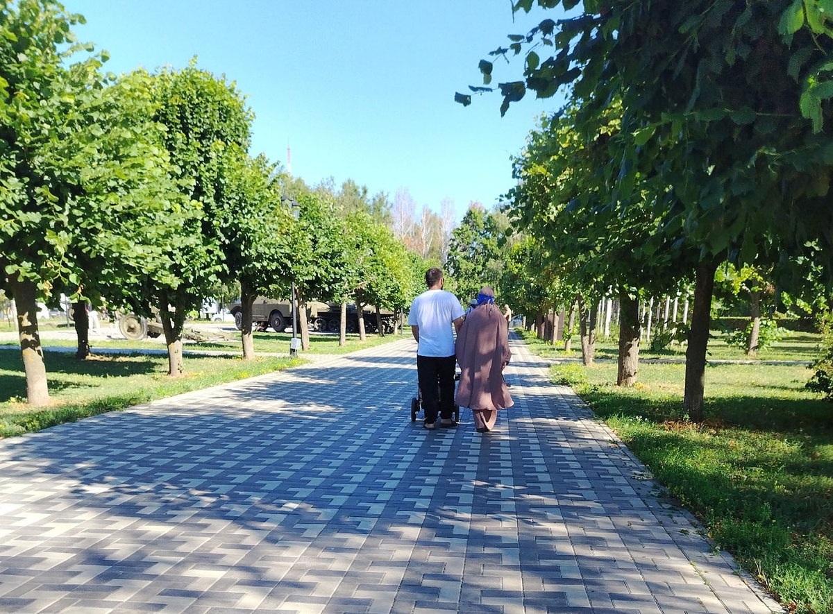 Мужчина осторожно выложил в комментариях фото той самой пары со спины. Фото: "Подслушано Тамбов" / VK.