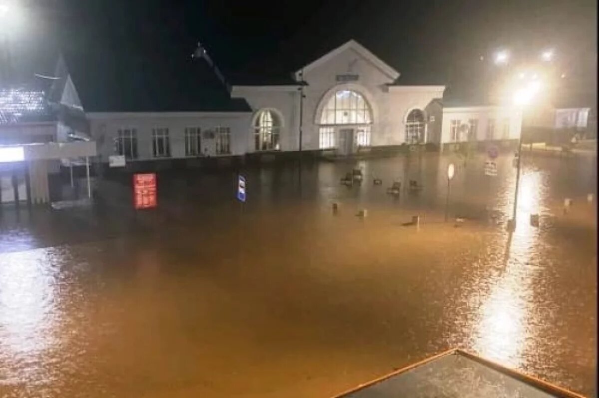    Медногорск ушел под воду после мощных ливней, а в Орске укрепляют дамбу.