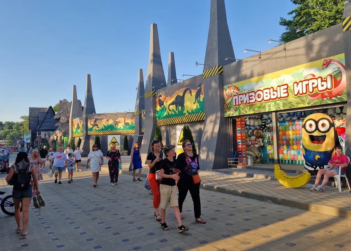 На набережной есть аттракционы виртуальной реальности, небольшие океанариумы и парки динозавров. В среднем билеты на развлечения стоят 300 руб. Фото автора