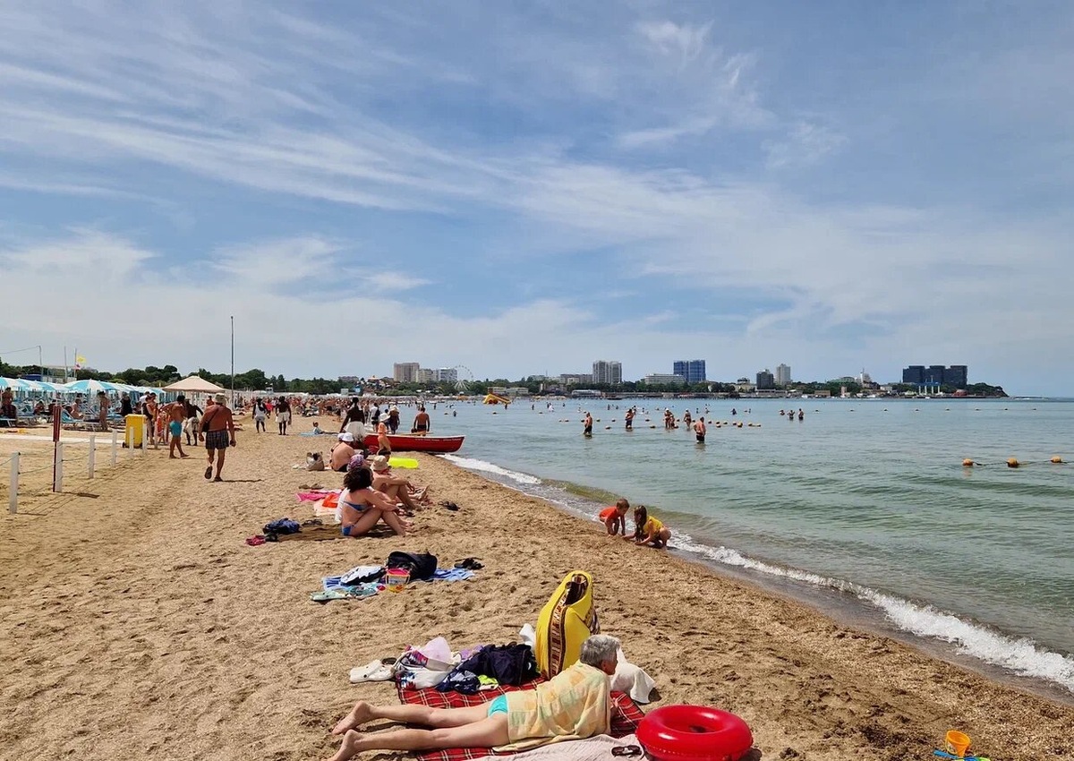 Это участок пляжа вдоль Пионерского проспекта, с него как раз видно центральную часть Анапы. Фото автора