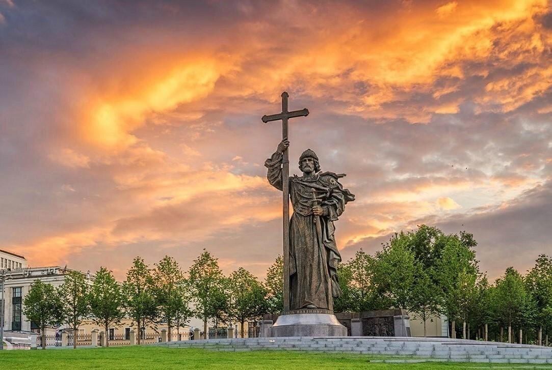 Памятник Владимиру Великому в Москве
