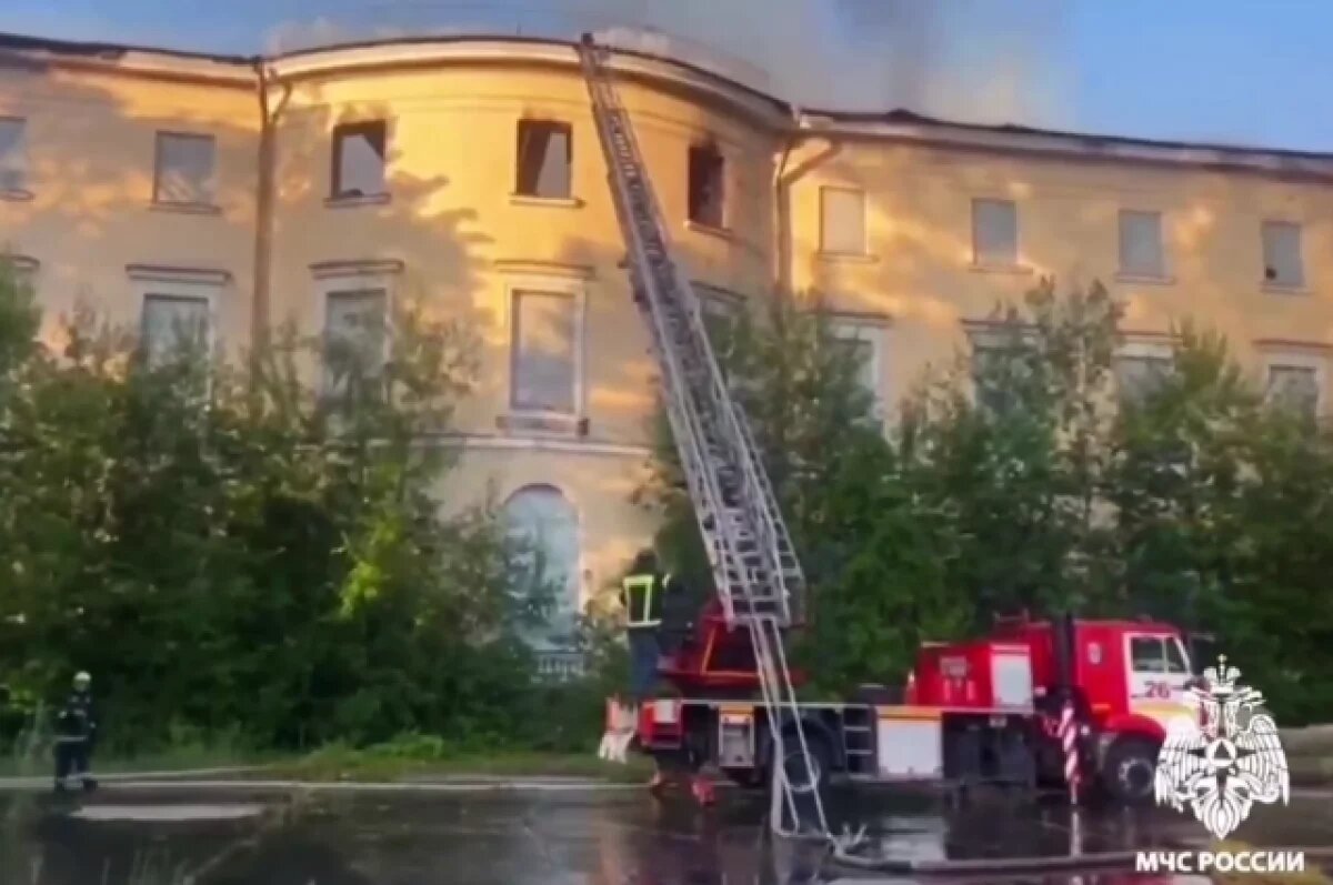    Мощный пожар охватил дворец Ольги Палей в Пушкине
