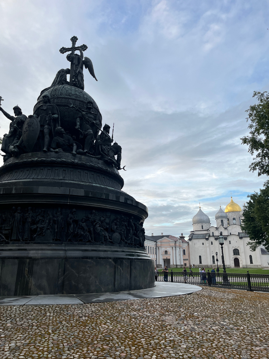 На переднем плане-памятник,на заднем,соответственно,Софийский собор.Мне,кстати,этот памятник чем-то напомнил Исаакиевский собор.