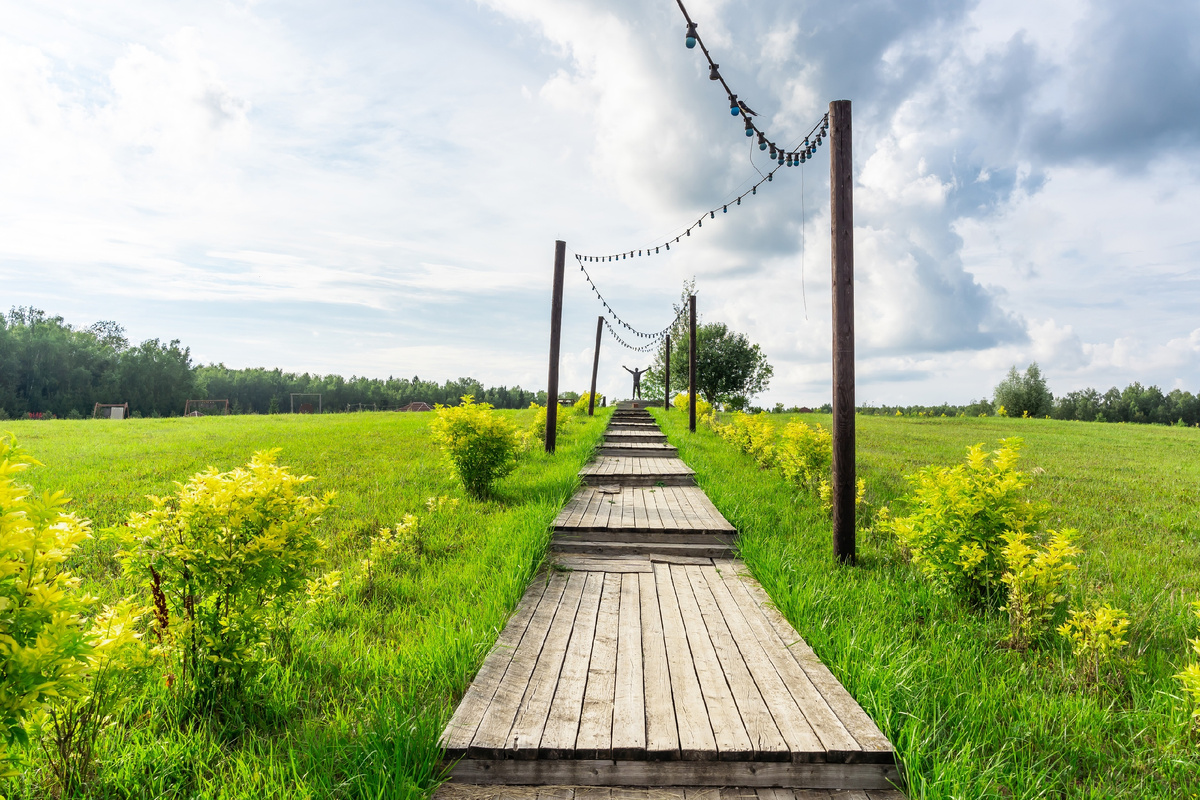 Дорожка к памятнику Юрия Гагарина. Листайте фото вправо 😉