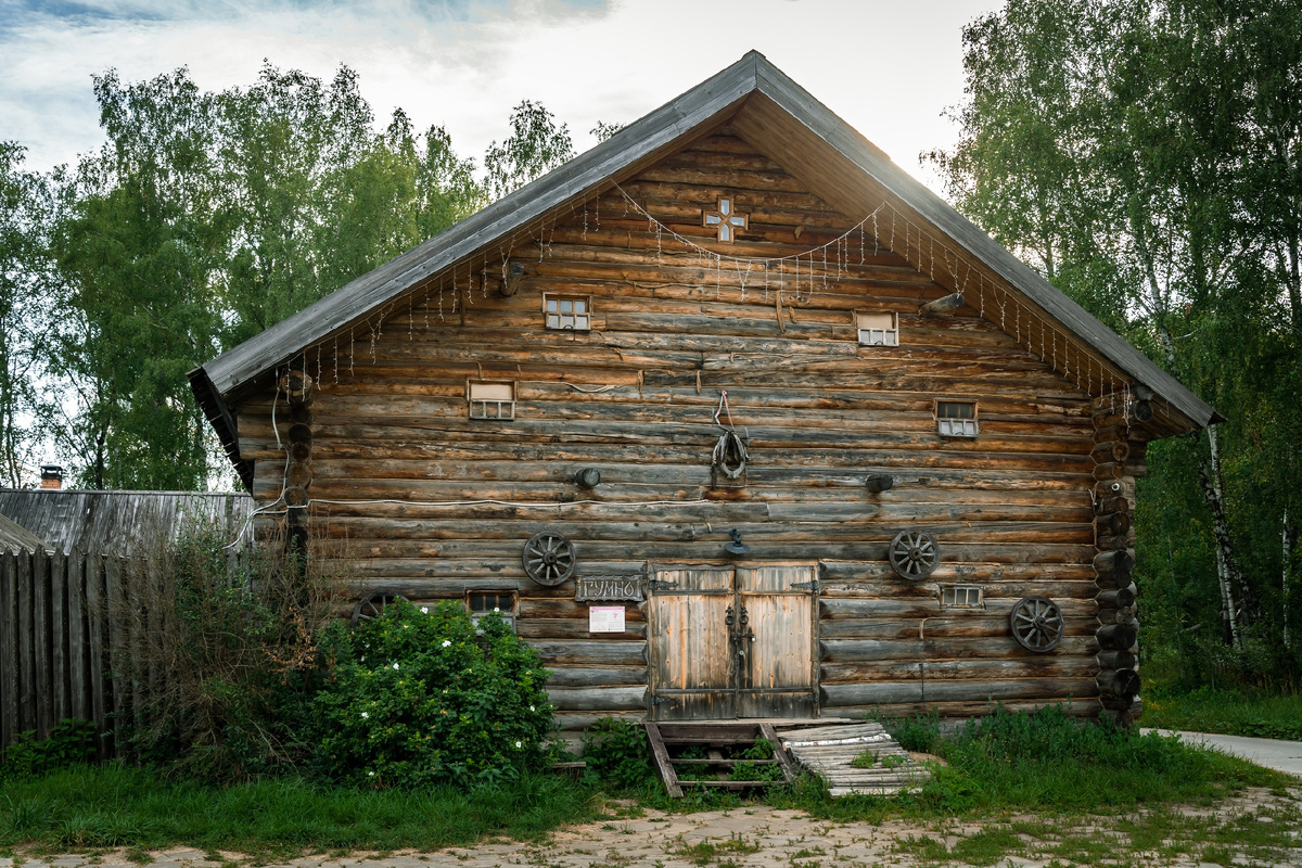 Этот скорее всего не жилой, видимо сарай. 