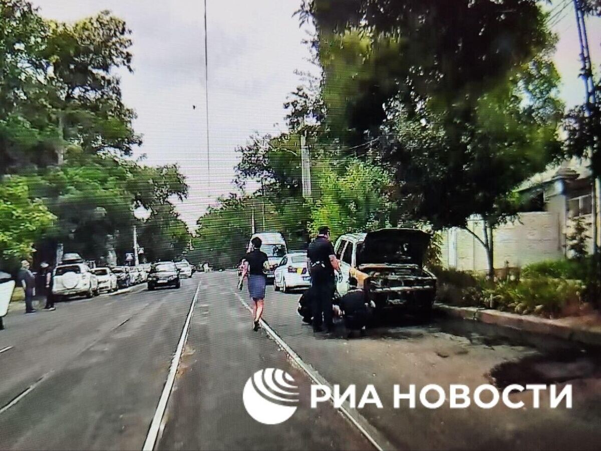    Сгоревший автомобиль украинских военных в Николаеве© Фото : РИА Новости