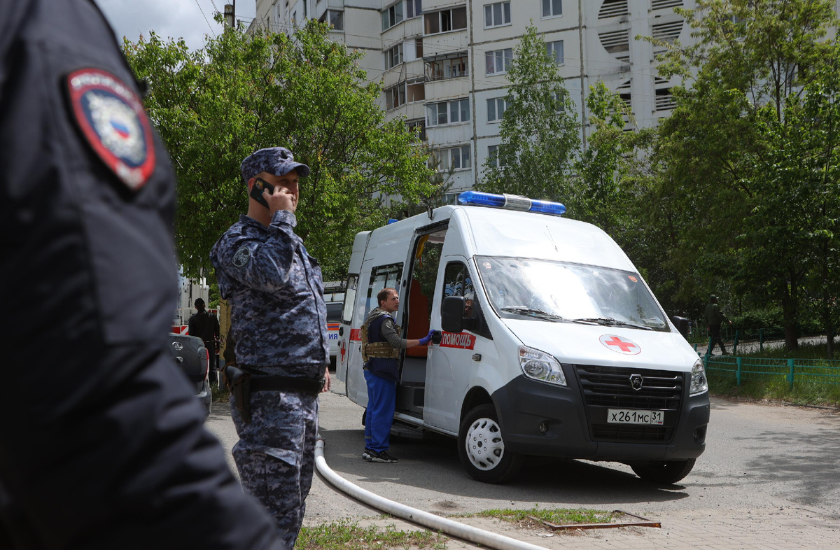 На месте обрушения подъезда в жилом доме в Белгороде в результате обстрела ВСУ © Sputnik/Anton Vergun (Архивное фото)