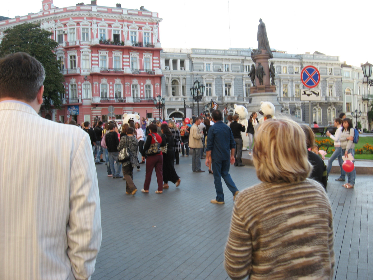 В центре Одессы в 2010 году. Памятник Екатерине второй и другим основателям Одессы на Екатерининской площади еще стоял. Все фото из личного архива. 

