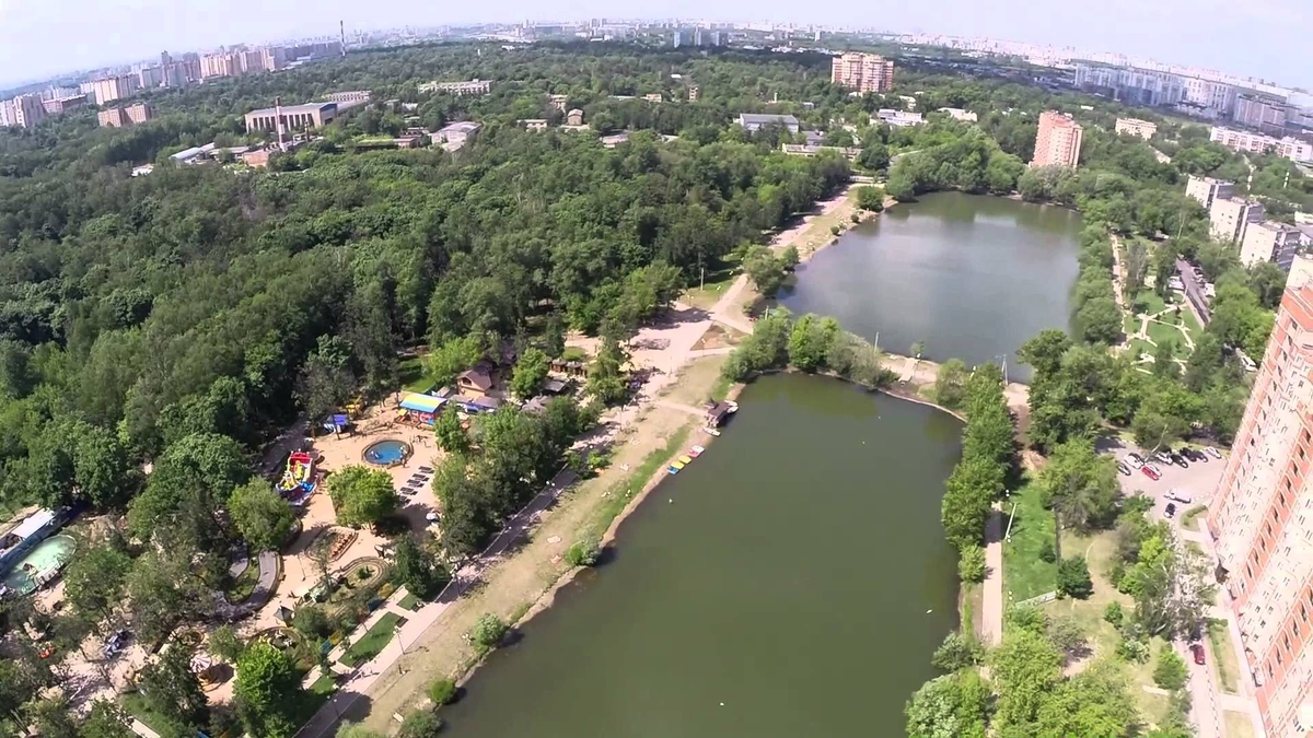 Так выглядел парк до реконструкции. Оцените как близко стоят дома к прудам. Город наступает. 