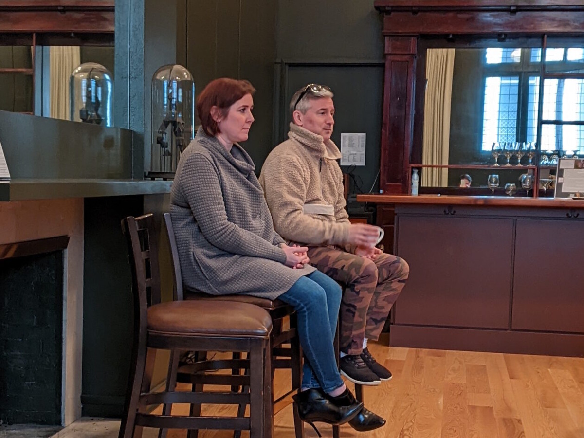 Нелли Хьюз из Xbox (слева) на дискуссионной панели с генеральным директором Perfect Day Джошем Айялой. (Фото GeekWire / Томас Уайлд)