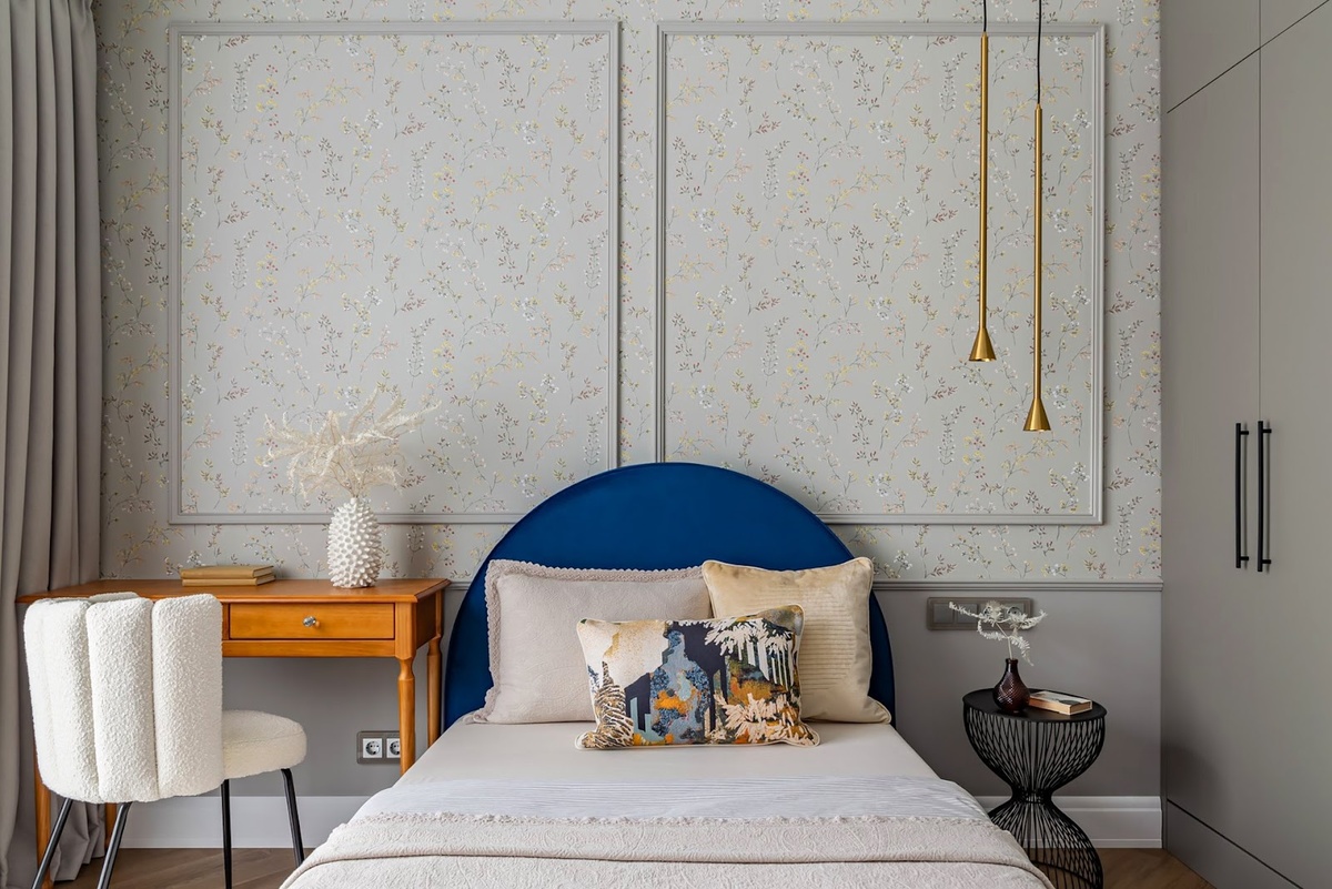 На фото: интерьер спальни в квартире 40 кв.м в г. Москве. Дизайнер: Анастасия Федоровская (@anfedo.design); стилист: Катя Шаповалова (@katya.shapovalo); фотограф: Женя Муравьева (@zhenya_muravyeva)