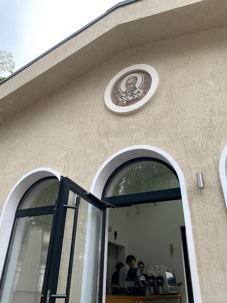 Минимум декора и только чудесная мозаика над входом