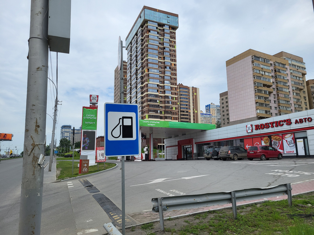 Новосибирские АЗС продолжают менять бренды. На этот раз ряд заправок "Лукойла" стали "Татнефтью". Фото автора
