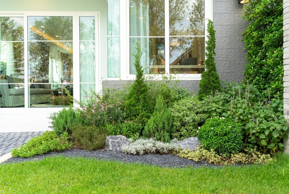    Цветник у стены дома — стильное и необычное решение. Как сделать его по всем правилам?