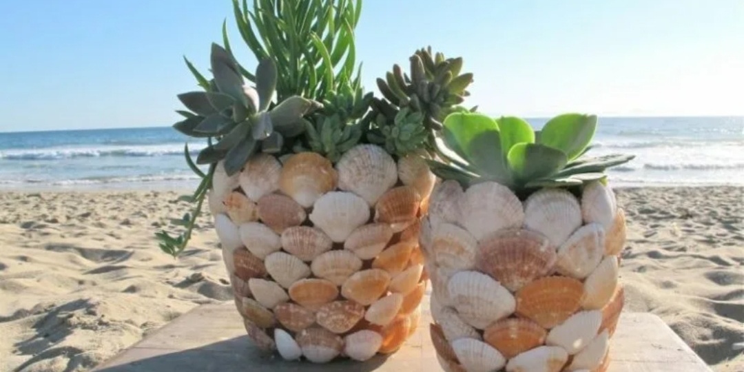 25 идей оформления сада при помощи кашпо для цветов. Простые и малозатратные варианты дизайна.