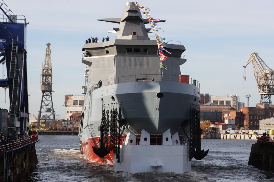 25 октября 2019 года. Санкт-Петербург. Головной патрульный корабль ледового класса «Иван Папанин» проекта 23550 сразу после спуска на воду на предприятии «Адмиралтейские верфи». | Фото: Александр Демьянчук/ТАСС