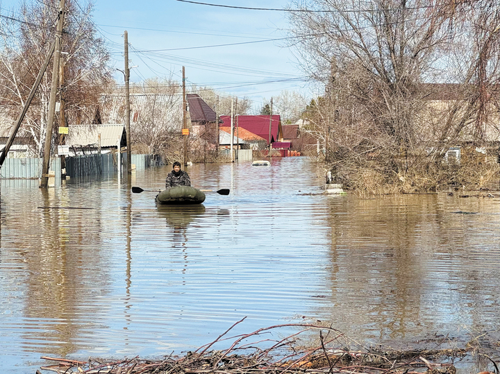 Жители Орска возмущены, что дамба никому не нужна была несколько месяцев